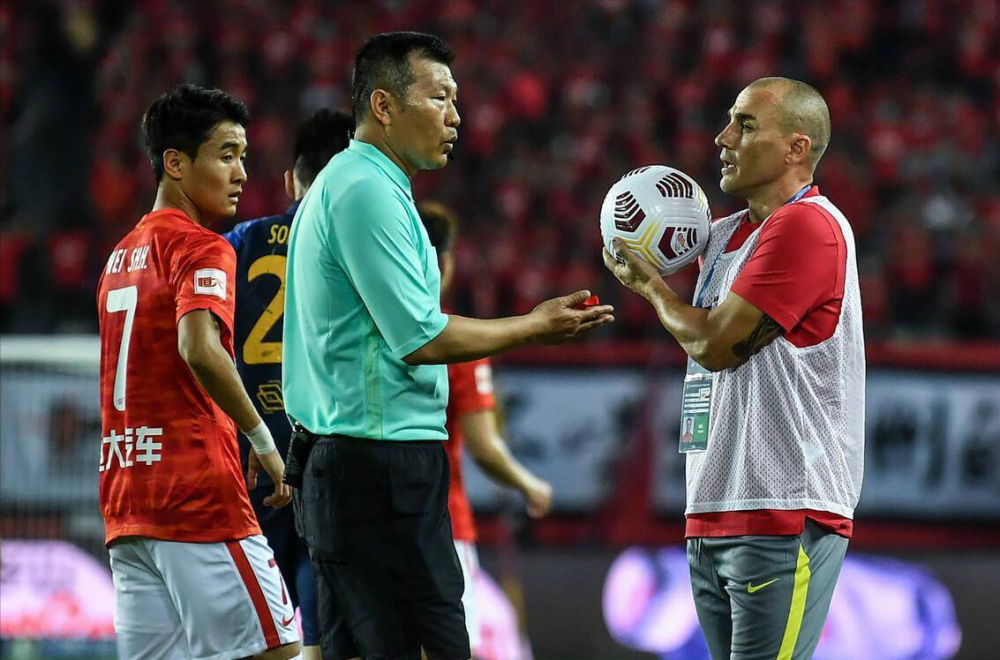  尼斯主帅赛后炮轰裁判，争议判罚引发舆论风波  